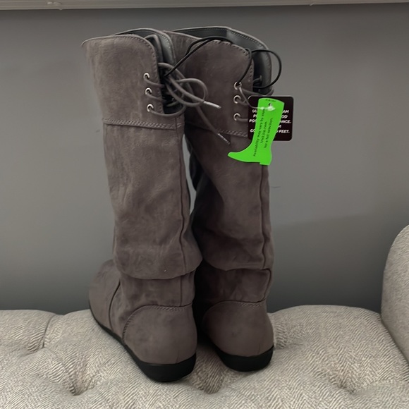 Women’s Boots - Picture 3 of 6